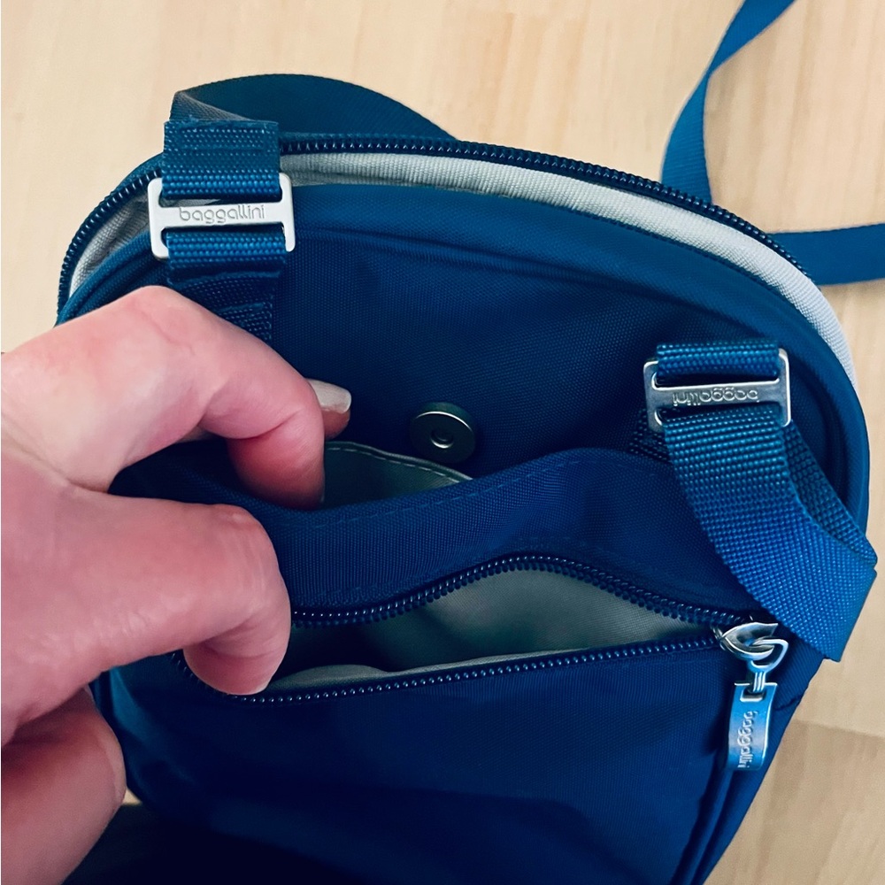 New Baggallini Dark Teal/Navy Crossbody Bag! - Picture 6 of 10